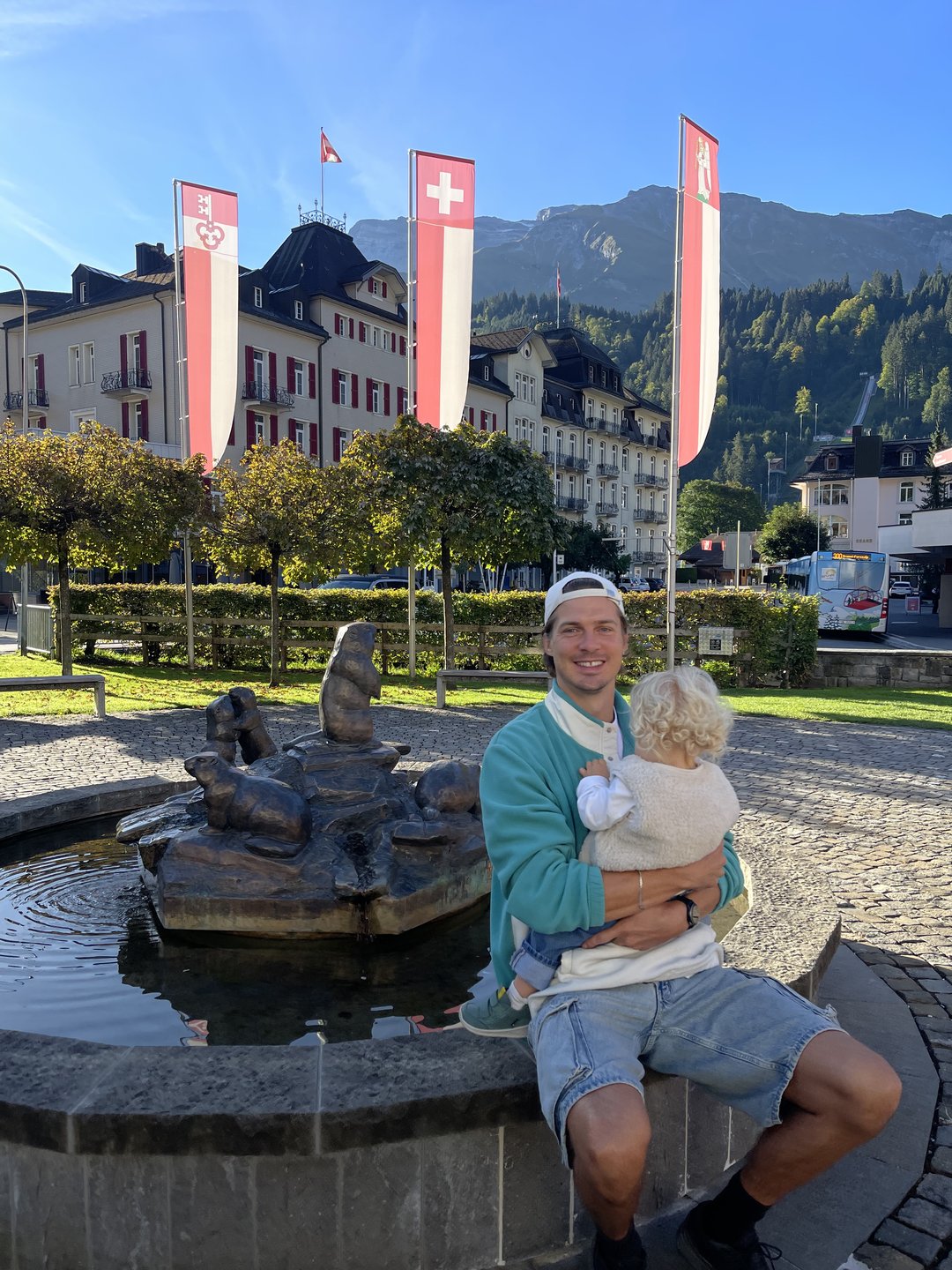 Jan Stoffel mit seiner Tochter auf dem Arm am Murmeli-Brunnen in Engelberg